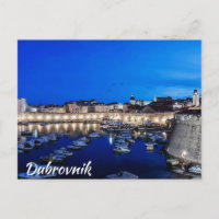 Der Hafen von Dubrovnik und die nachts beleuchtete
