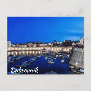 Der Hafen von Dubrovnik und die nachts beleuchtete Postkarte