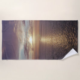 Der herrliche Sonnenaufgang über dem Meer Strandtuch