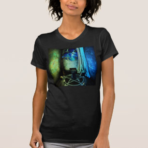 Der Hexe-Raum-Damen-dunkle grundlegende T - Shirt