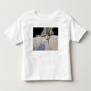 Der hintere Abschnitt des dockten Space Shuttles Kleinkind T-shirt