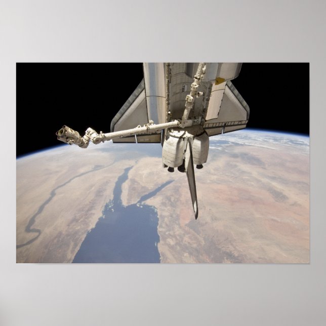 Der hintere Abschnitt des dockten Space Shuttles Poster (Vorne)