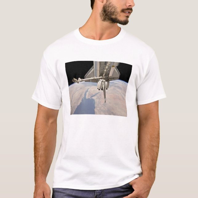 Der hintere Abschnitt des dockten Space Shuttles T-Shirt (Vorderseite)