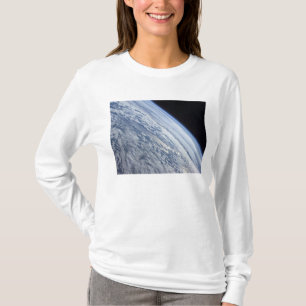 Der Horizont der Erde gegen die Schwärze des T-Shirt