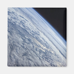 Der Horizont der Erde gegen die Schwärze des Weltr Magnet