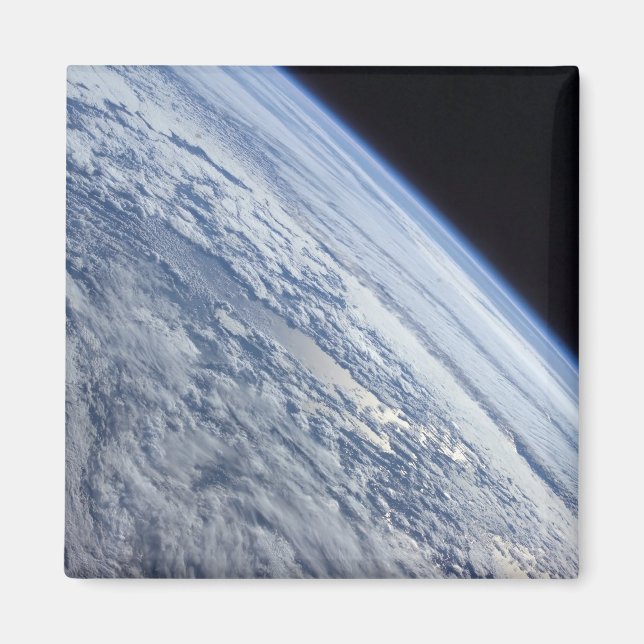 Der Horizont der Erde gegen die Schwärze des Weltr Magnet (Vorne)