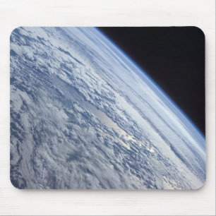 Der Horizont der Erde gegen die Schwärze des Weltr Mousepad