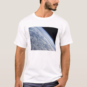 Der Horizont der Erde gegen die Schwärze des Weltr T-Shirt