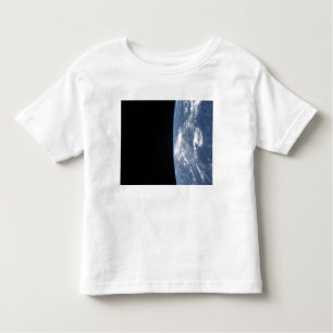 Der Horizont der Erde und die Schwärze des Weltrau Kleinkind T-shirt