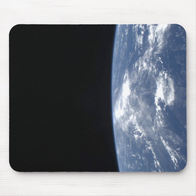 Der Horizont der Erde und die Schwärze des Weltrau Mousepad (Vorne)