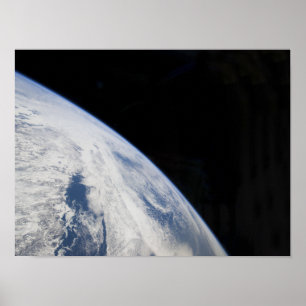 Der Horizont der Erde und die Schwärze des Weltrau Poster