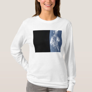 Der Horizont der Erde und die Schwärze des Weltrau T-Shirt