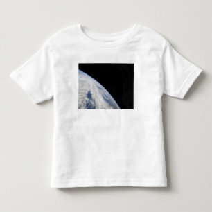Der Horizont und die Schwärze der Erde des Raumes Kleinkind T-shirt