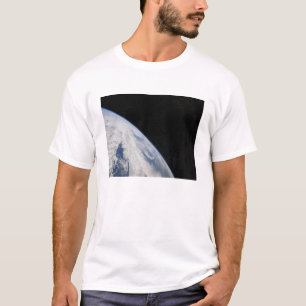 Der Horizont und die Schwärze der Erde des Raumes T-Shirt