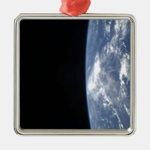 Der Horizont und die Schwärze der Erde von Raum 2 Silbernes Ornament