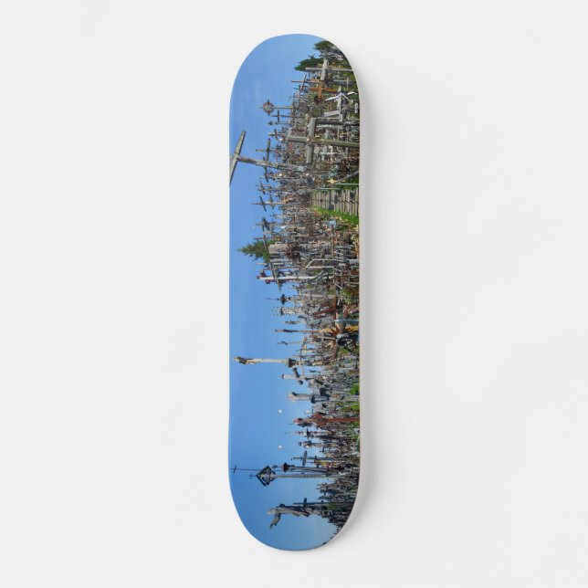 Der Hügel der Kreuze im Norden Litauens Skateboard (Vorderseite)