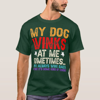 Der Hund, der mir den Hund überreicht, winkelt man T-Shirt