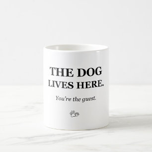 Der Hund lebt hier. Du bist der Gast. Lustiger Hun Kaffeetasse