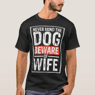 Der Hund sollte sich nicht vor dem Kinderspiel der T-Shirt