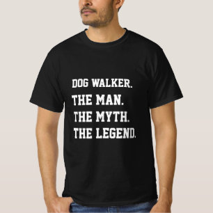 Der Hund wandelt den Mann, den Mythos, die Legende T-Shirt