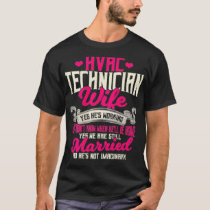 Der HVAC-Techniker stellt die Ehefrau auf der Rück T-Shirt