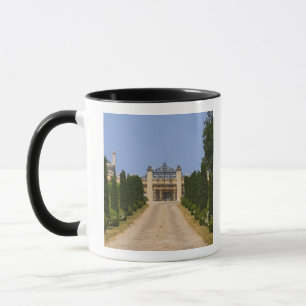 Der imposante Eingang des Chateau Haut Sarpe, Tasse