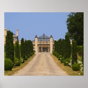 Der imposante Eingang von Chateau Haut Sarpe, der Poster