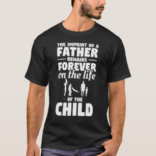 Der Impressum eines Vaters bleibt für immer auf de T-Shirt