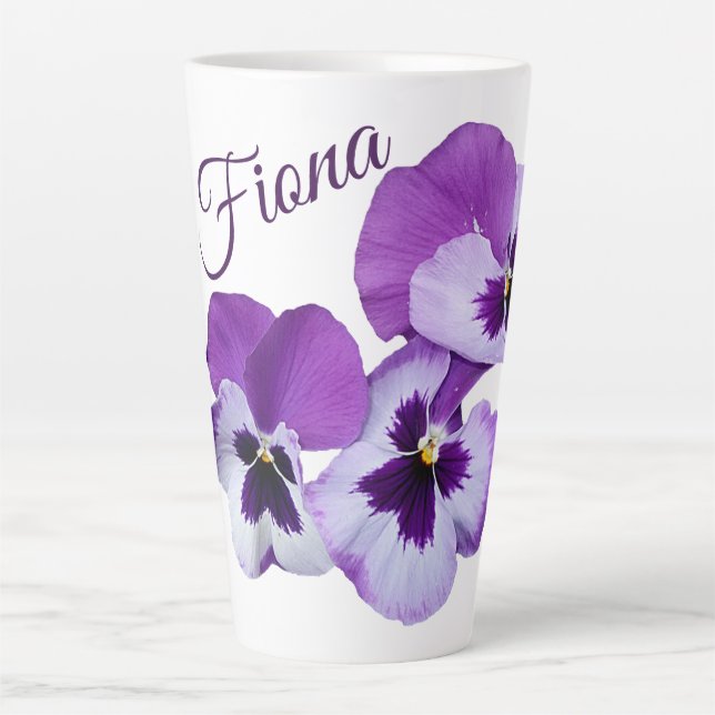 Der individuelle Name Fiona lila Pansy Blume Spaß Milchtasse (Vorderseite)