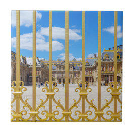 Der Innenhof des Versailles Palace durch das Tor Fliese