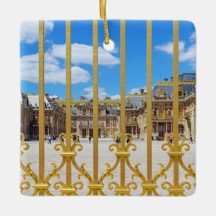 Der Innenhof des Versailles Palace durch das Tor Keramikornament