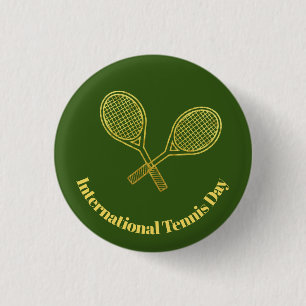 Der internationale Tennisplatz Button mit Gold Rac