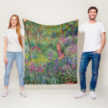 Der Iris-Garten in Giverny von Claude Monet Fleecedecke<br><div class="desc">Der von Claude Monet gemalte Iris-Garten in Giverny. Circa 1900. Dieses Bild ist öffentlich zugänglich.</div>