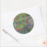 Der Iris-Garten in Giverny von Claude Monet Runder Aufkleber<br><div class="desc">Der von Claude Monet gemalte Iris-Garten in Giverny. Circa 1900. Dieses Bild ist öffentlich zugänglich.</div>