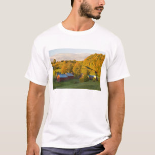 Der Jenne-Bauernhof in Woodstock, Vermont. Herbst. T-Shirt