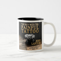Der Junge mit der schmerzlichen Tätowierungs-Tasse