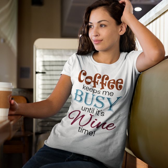 Der Kaffee Behalte mir bis zur Weinzeit beschäftig T-Shirt (Von Creator hochgeladen)