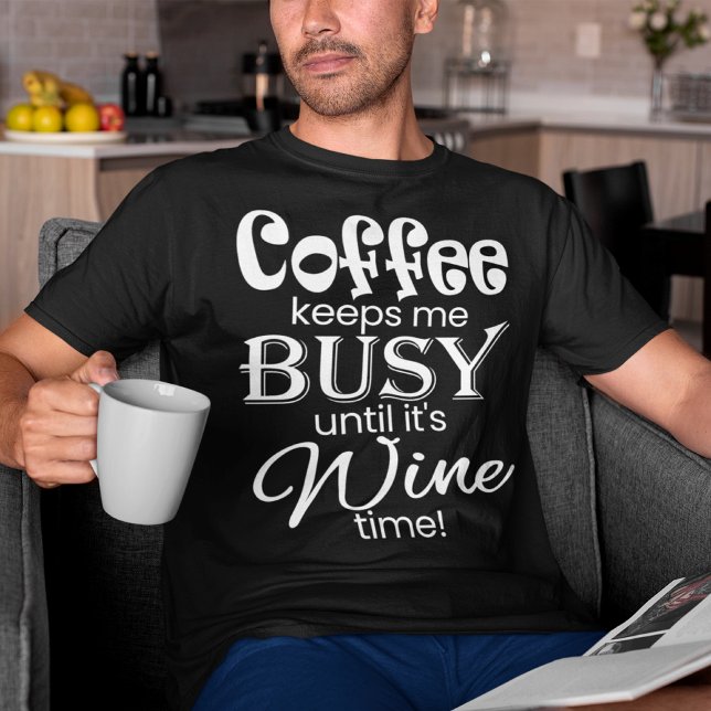 Der Kaffee Behalte mir bis zur Weinzeit beschäftig T-Shirt (Von Creator hochgeladen)
