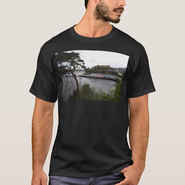 Der Kiefernbaum auf der Portree Isle of Skye T-Shirt (Vorderseite)