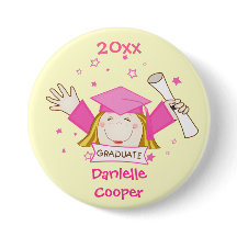 Der Kindergarten-Abschluss-Knopf des Mädchens