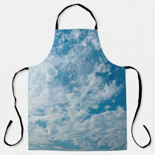 Der klare Himmel tagsüber, wenn das Licht hindurch Schürze