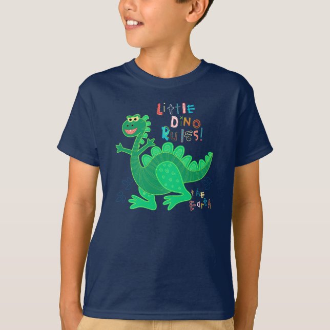 Der kleine Dino regiert die Erde. T-Shirt (Vorderseite)