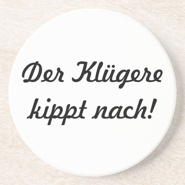 Der Klügere kippt nach! Sandstein Untersetzer (Vorne)