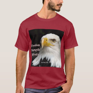 Der Kopf des Bald Adlerprofils auf schwarzem Hinte T-Shirt