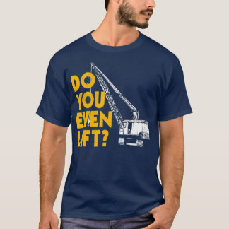 Der Kranführer spendet sich lustig, wenn Sie sogar T-Shirt