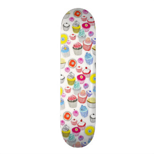 Der Kuchen-Überraschungs-Plattform des Mädchens Skateboard