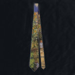 Der Künstlergarten in Vetheuil von Claude Monet Krawatte<br><div class="desc">Der Artist's Garden at Vetheuil (1880) von Claude Monet ist ein Vintager Impressionismus feine Kunst Blumenmalerei. Ein junges Mädchen wird während der Sommersaison von großen, blühenden Blume mit gelben Sonnenblumen begleitet. Ein Kind ist auf einem Weg im Pariser Garten von Monet in Vetheuil stehend. Über den Künstler: Claude Monet (1840-1926)...</div>