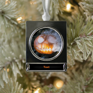 Der Kürbiskopf des kopflosen Reiters steht in Flam Banner-Ornament Silber