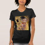 Der Kuss, Gustav Klimt T-Shirt<br><div class="desc">Der Kuss (ursprüngliches Der Kuss) wurde von Gustav Klimt gemalt und ist vermutlich seine berühmteste Arbeit. Er fing Arbeit über sie im Jahre 1907 an und es ist der Höhepunkt seines so genannten "goldenen Zeitraums". Es stellt ein Paar, in den verschiedenen Schatten des Goldes und der Symbole dar und teilt...</div>