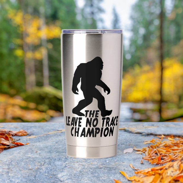 Der Leave No Trace Champion Lustiger Bigfoot Thermobecher (Außenbereich (gedreht))